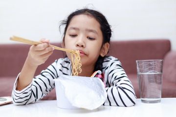 Banyak anak di Indonesia mengalami gizi buruk akibat pemberian mi instan, padahal kebiasaan ini bisa memicu stunting.