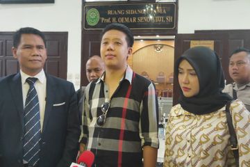 Pablo Benua dan Rey Utami tiba di Pengadilan Negeri Jakarta Selatan, Senin (3/2/2020). Rey mengaku sakit, demam sejak dua hari lalu.