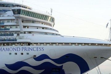 Kapal pesiar Diamond Princess harus berlabuh di Yokohama Jepang setelah ada awak kapal yang terjangkit virus corona.