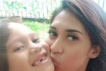 Karen Poore bersama anaknya Zefania Carina Claproth, yang tewas terjatuh dari balkon apartemen lantai 7.