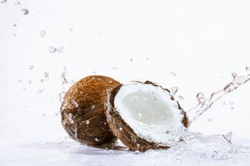 Manfaat air kelapa tua