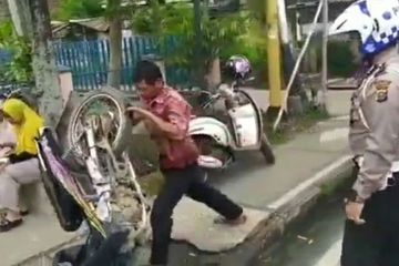 Aksi viral pengendara yang membanting motornya sendiri saat ditilang polisi.