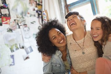 Persahabatan dalam sisterhood empowerment, saling mendukung untuk kesehatan dan kesejahteraan.