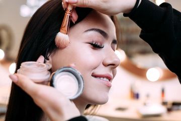 Bahaya dibalik kebiasaan meminjamkan makeup.