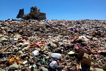 Sampah masker mulai meningkat jadi ancaman petugas sampah dan pemulung.