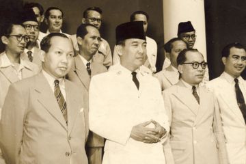 Dengan dihadiri oleh Presiden Soekarno, Sidang Kabinet RIS, yang pertama telah dilangsungkan pada tanggal 5 Januari 1950, di gedung bekas Raad van Indie, di Pedjambon, Jakarta. Presiden Soekarno dengan para Menteri Kabinet Pertama RIS, dimuka Gedung Dewan Menteri (bekas Raad van Indie) di Pedjambon.