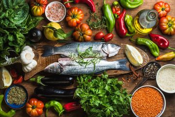 Makan makanan yang seimbang seringkali dapat memberikan jumlah vitamin dan mineral harian yang dibutuhkan wanita. 