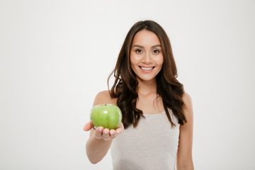 Apel dikenal sebagai salah satu buah yang dapat mencegah pengapuran tulang sejak dini.
