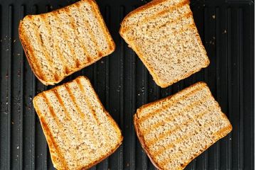 Jadi Menu Sarapan Simpel, Benarkah Roti Bakar Berisiko bagi Kesehatan?