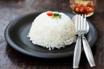 Ada 3 makanan yang sebaiknya tidak dimakan bersamaan dengan nasi.