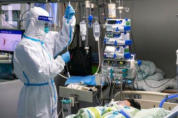 Dokter tak berhenti melayani pasien meski mereka sendiri berisiko terpapar virus corona penyebab penyakit Covid-19.