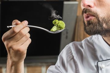 Jangan asal-asalan, mengonsumsi makanan panas berdampak buruk pada kesehatan.