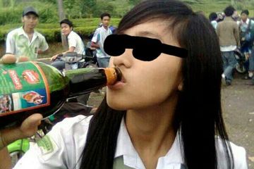 Wanita sekolah usai lulus-lulusan minum