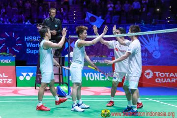Marcus Fernaldi Gideon/Kevin Sanjaya Sukamuljo bersalaman dengan Hiroyuki Endo/Yuta Watanabe (Jepang) seusai final All England Open 2020, di Arena Birmingham, Inggris, Minggu (15/3/2020).