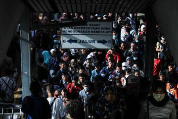 Penumpang tak sabar antre pengecekan suhu tubuh di angkutan umum
