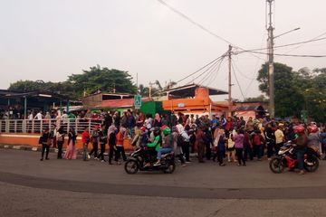 Keramaian antrian calon penumpang transjakarta di halte kalideres