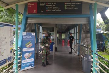 Kondisi halte Transjakarta Monas di jaga tentara, Selasa (17/3/20)