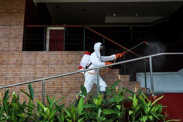 Pusat perbelanjaan Sarinah di MH Thamrin, Jakarta, juga disemprot dengan disinfektan.