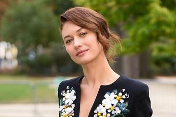 Olga Kurylenko membaik setelah 4 hari menyatakan positif virus corona berkat obat ini
