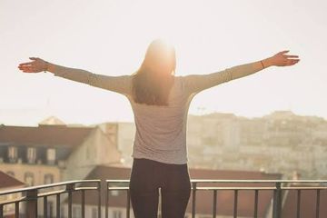 Salah satu cara menangkal virus corona yaitu  dengan berjemur, ketahui waktu yang tepat untuk berjemur