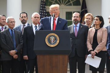 Donald Trump dikelilingi Staf Khusus Presiden untuk penanggulangan virus corona di Amerika Serikat.