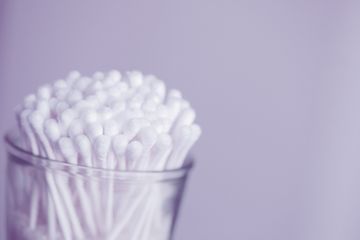 Cotton bud yang sering digunakan untuk membersihkan telinga