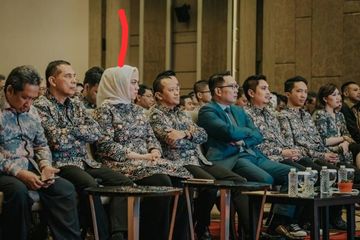 Bupati Karawang dan Gubernur Jawa Barat duduk bersama menghadiri suatu acara.