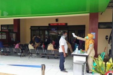 Gunakan masker, bawa hand sanitizer, dan duduk berjarak (physical distancing) jika harus berkunjung ke puskesmas atau rumah sakit.