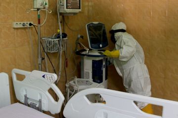 Akibat melonjaknya pasien virus corona banyak rumah sakit tak bisa lagi menampung, ada juga rumah sakit yang belum menyiapkan ruang khusus penangan Covid-19 (RICU) dengan fasilitas lengkap dan tenaga medis. 