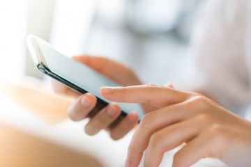 Meski belum ada bukti penelitian penularan virus corona bisa lewat kontak permukaan seperti pada handphone, WHO tetap minta semua orang berhati-hati.