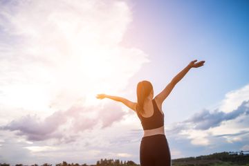 Manfaatkan sinar matahari untuk mendapatkan vitamin D, sebab bila kekurangan vitamin ini dapat berakibat pada berbagai masalah kesehatan.