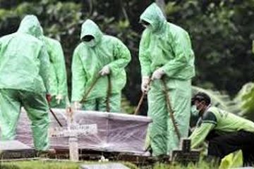 Pemakaman  jenaza korban virus corona. Angka kematian sudah di atas angka rata-rata global.