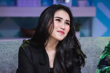 Ayu Ting Ting Pose Menggoda Saat Acara Live Ivan Gunawan Kaget Sampai Ngomel Melihat Kelakuan Tak Terduga Janda Satu Anak Ini Wendy Cagur Lu Kayak Kuis Kuis Tengah Malam Semua Halaman Grid