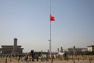 Kibarkan Bendera Setengah Tiang Inilah Suasana Di Tiongkok Mengenang Para Pahlawan Yang Gugur Akibat Virus Corona Semua Halaman Kids