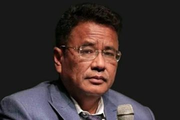 Tetap Produktif Di Tengah Pandemi Corona Hotman Paris Bekerja Dengan Pose Santuy Sambil Berjemur Dan Telanjang Dada Tato Di Lengan Kirinya Jadi Sorotan Semua Halaman Wiken