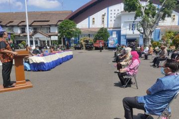 Wali Kota Dedy Yon Supriyono memberikan arahan kepada anggota Tim Gugus Tugas Percepatan Penanganan Covid-19 dengan mengumpulkannya di Halaman Balai Kota Tegal sambil berjemur untuk menjaga imunitas, Selasa (7/4/2020).