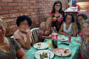 Salete (paling kiri) dan keluarganya. Tak ada yang menyangka pesta ini jadi tempat penularan virus corona. Minggu ini, hasil tes diterima. Salah satu dari mereka, Mar&iacute;a Salete Vieira, 60 tahun, positif Covid-19.