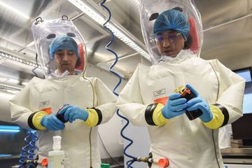 Gambar para peneliti dalam laboratorium Wuhan. WHO akan datang untuk menyelidiki asal-muasal virus di laboratorium ini.