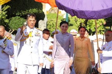 Langgar aturan lockdown negaranya sendiri, Raja Thailand nekat terbang ribuan mil hanya untuk berpesta