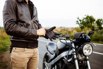 Pengendara sepeda motor kena sanksi tegas jika tak gunakan sarung tangan