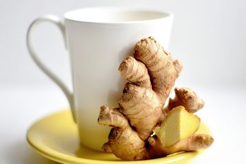 Minum air jahe di pagi hari.