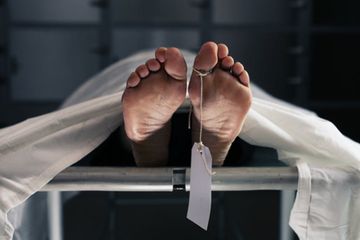 Jenazah diawetkan dengan es batu setelah ditelantarkan begitu saja oleh petugas berwenang.