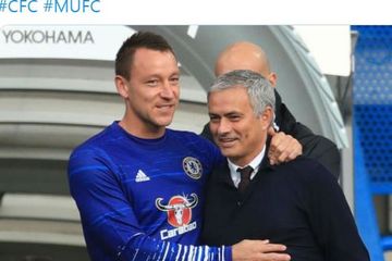 John Terry dan Jose Mourinho tersenyum saat masih sama-sama berada di Chelsea. Terry kini masuk kandidat pelatih Oxford United.