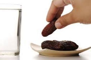 Awali berbuka dengan minum air putih dan kudapan buah kurma.