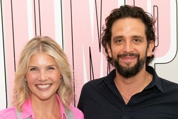 Aktor Hollywood Nick Cordero dan istrinya, Amanda Kloots. Nick diamputasi kakinya akibat komplikasi virus corona.