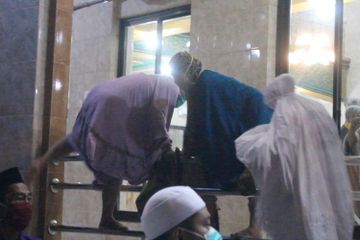 Jamaah masjid di Kota Parepare, Sulawsi Selatan nekat memanjat pagar masjid untuk melaksanakan shalat Isya berjamaah.