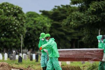 Pemakaman korban Covid-19. Epidemiolog Dicky Budiman memprediksi, jika tidak ada pengendalian, wabah Covid-19 di Indonesia baru reda 2024.