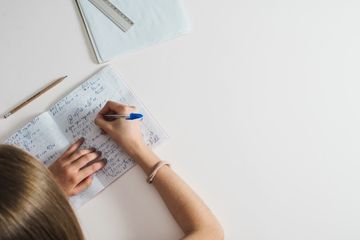 Rumus Matematika Simetri Lipat Dan Sifat Sifat Bangun Ruang Dan Contoh Soalnya Materi Kelas 1 3 Belajar Dari Rumah Tvri Semua Halaman Nakita