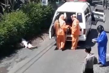 Wanita tergeletak di jalan usai saat mudik