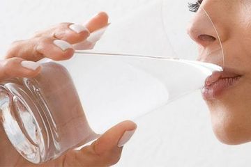 Minum air putih tidak dapat membunuh virus corona, tetapi tubuh tetap perlu terhidrasi untuk menjalankan fungsi organ tubuh, agar bekerja baik dalam melawan virus dan bakteri.